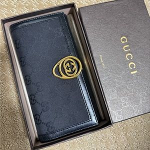 Black Gucci wallet for sale excellent condition